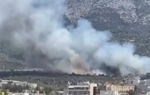 Φωτιά στην Πολυτεχνειούπολη Ζωγράφου, στους πρόποδες του Υμηττού – Ήχησε το 112, επιχειρούν 13 εναέρια μέσα