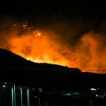 Μαίνεται η φωτιά στην Ιεράπετρα – Μάχη με τις φλόγες δίνουν οι δυνάμεις της πυροσβεστικής