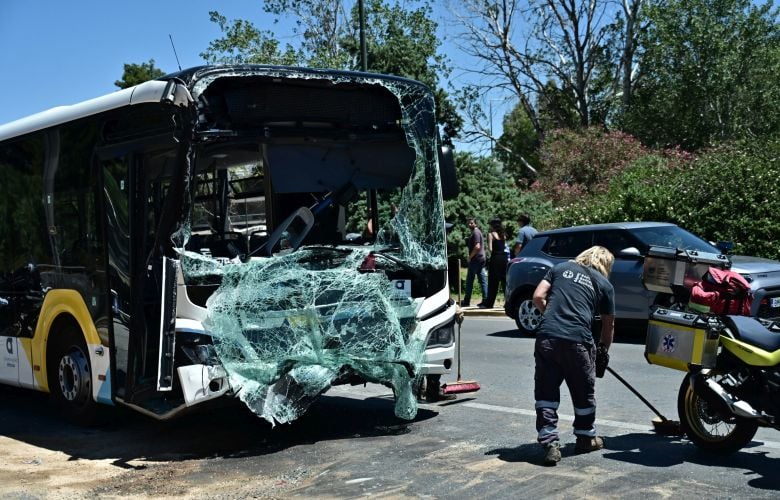 Συγκλονιστικό βίντεο με την σύγκρουση των λεωφορείων στη Βούλα – Ούρλιαζαν οι επιβάτες