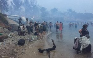 Φονική πυρκαγιά στο Μάτι: «Βγήκα από τη θάλασσα και είχα αφόρητους πόνους» – Συγκλονίζει η περιγραφή μιας πολυεγκαυματία 7 χρόνια μετά