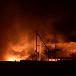 Ξέσπασε φωτιά σε εργοστάσιο στα Μέγαρα – Μήνυμα του 112 για τους καπνούς