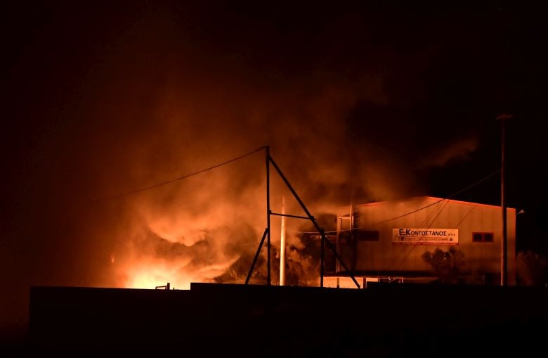Ξέσπασε φωτιά σε εργοστάσιο στα Μέγαρα – Μήνυμα του 112 για τους καπνούς