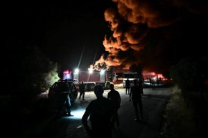 Υπό μερικό έλεγχο η πυρκαγιά σε εργοστάσιο στα Μέγαρα