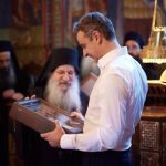 Ο πρωθυπουργός στο Άγιο Όρος: Τρισάγιο για τους γονείς του και τον Παύλο Μπακογιάννη στη Μονή Σίμωνος Πέτρας