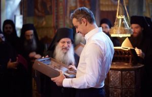 Ο πρωθυπουργός στο Άγιο Όρος: Τρισάγιο για τους γονείς του και τον Παύλο Μπακογιάννη στη Μονή Σίμωνος Πέτρας