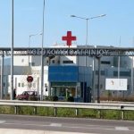 Σοκ στο Αγρίνιο από τον θάνατο ενός δίχρονου παιδιού: Ο πατέρας δεν κατάλαβε ότι όταν πήγε να βάλει το αγροτικό όχημα σε αποθήκη η μικρή ήταν πίσω του