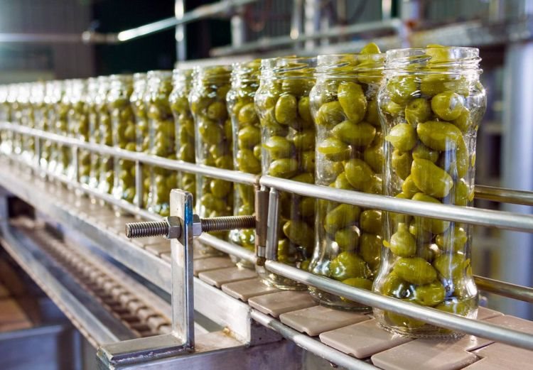 Ανακατεύθυνση εξαγωγών και τραπεζική ρευστότητα δείχνει στη σκιά δασμών ΗΠΑ το Γραφείο Προϋπολογισμού Βουλής