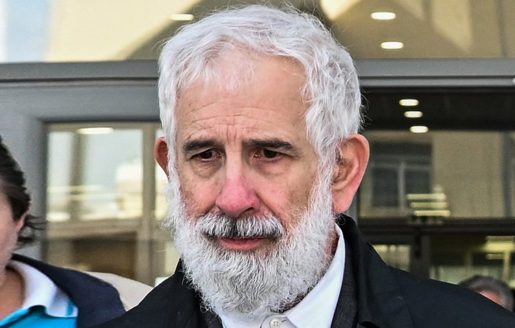Ένοχος ο Πέτρος Φιλιππίδης για δυο απόπειρες βιασμού – Ξέσπασαν σε κλάματα οι γυναίκες που τον κατήγγειλαν