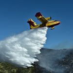 Δόθηκε μεγάλη μάχη για να κρατηθούν οι φλόγες μακριά από τα σπίτια στην Κάρυστο της Εύβοιας