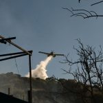 Μαίνεται η φωτιά στην Ραφήνα – Κάηκαν σπίτια – ‘Εχει κατεύθυνση προς τα Σπάτα