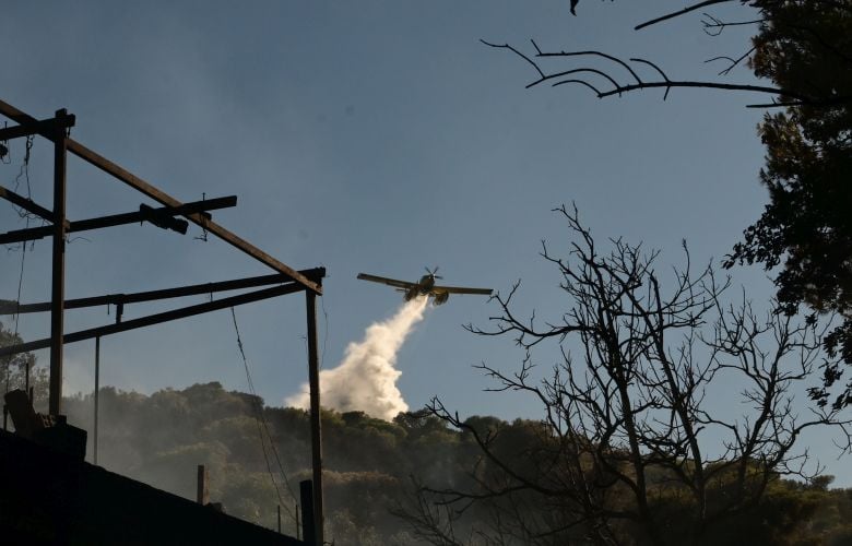 Μαίνεται η φωτιά στην Ραφήνα – Κάηκαν σπίτια – ‘Εχει κατεύθυνση προς τα Σπάτα