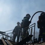 Σε ύφεση η φωτιά σε χαμηλή βλάστηση στη Ραφήνα