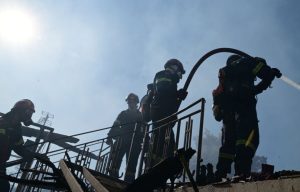 Σε ύφεση η φωτιά σε χαμηλή βλάστηση στη Ραφήνα