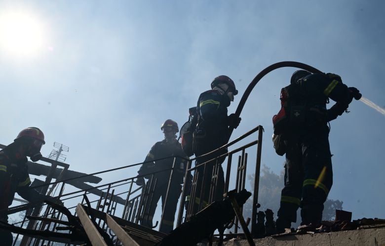 Σε ύφεση η φωτιά σε χαμηλή βλάστηση στη Ραφήνα