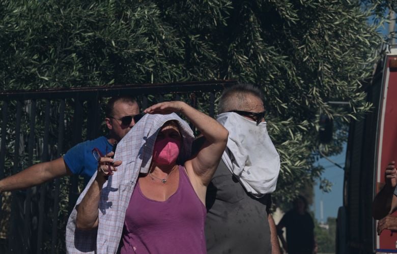 Σε 57 απεγκλωβισμούς προχώρησε η ΕΛ.ΑΣ στην φωτιά στην Ραφήνα