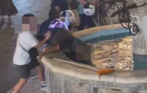 Εισαγγελική παρέμβαση για τον εντοπισμό και τη σύλληψη του νεαρού που έριξε άστεγο στο συντριβάνι στη Ρόδο