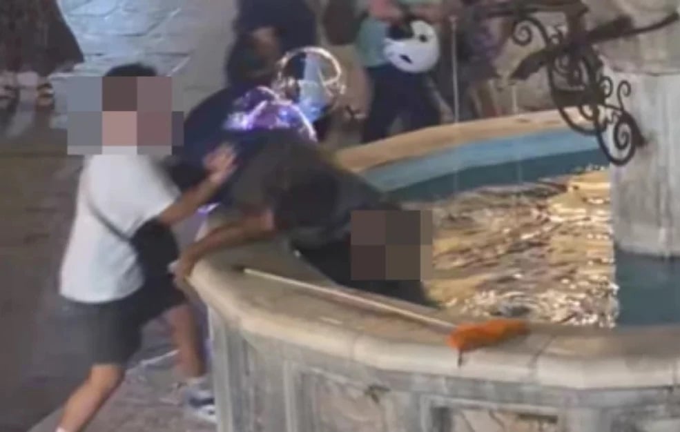 Εισαγγελική παρέμβαση για τον εντοπισμό και τη σύλληψη του νεαρού που έριξε άστεγο στο συντριβάνι στη Ρόδο