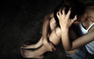 Σοκ από τον ομαδικό βιασμό 14χρονης στον Πειραιά: «Κάποιοι την κρατούσαν και οι άλλοι την κακοποιούσαν»
