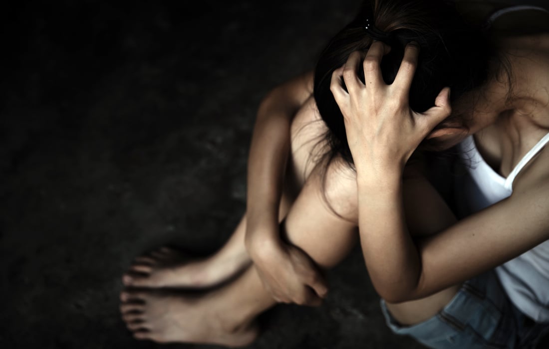 Σοκ από τον ομαδικό βιασμό 14χρονης στον Πειραιά: «Κάποιοι την κρατούσαν και οι άλλοι την κακοποιούσαν»