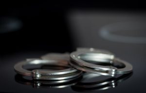 Συνελήφθη μεθυσμένος οδηγός που προκάλεσε τροχαίο και επιτέθηκε σε αστυνομικούς στη Θεσσαλονίκη