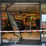 Αυτοκίνητο έπεσε σε σούπερ μάρκετ στη Νίκαια – Τρεις τραυματίες, ανάμεσα τους δύο παιδιά – Δείτε εικόνες