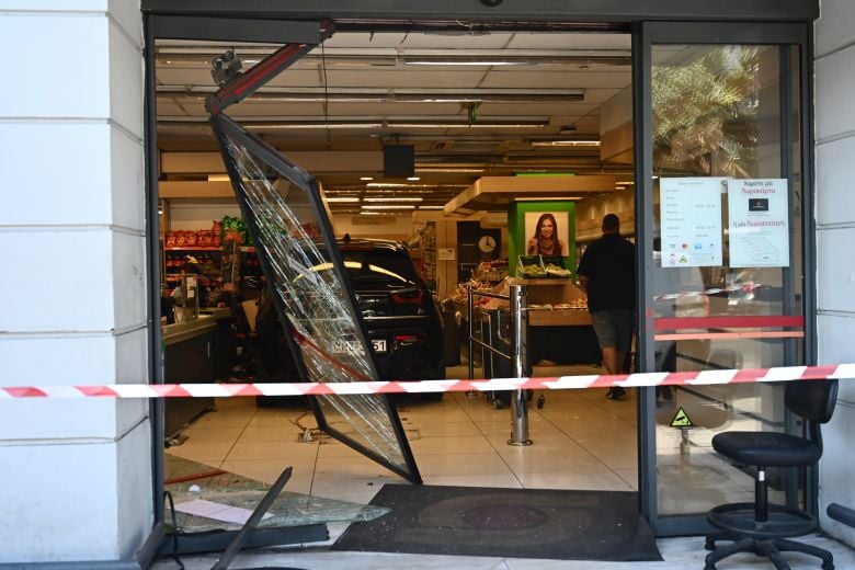 Αυτοκίνητο έπεσε σε σούπερ μάρκετ στη Νίκαια – Τρεις τραυματίες, ανάμεσα τους δύο παιδιά – Δείτε εικόνες