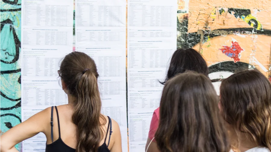 Εκτοξεύτηκαν οι βάσεις σε αρχιτεκτονικές, κενές θέσεις σε πανεπιστήμια της περιφέρειας