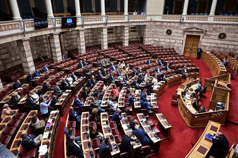 Κυβερνητικές πηγές: Η απαιτούμενη απαρτία για τη λήψη απόφασης της Βουλής προϋποθέτει την παρουσία 75 βουλευτών