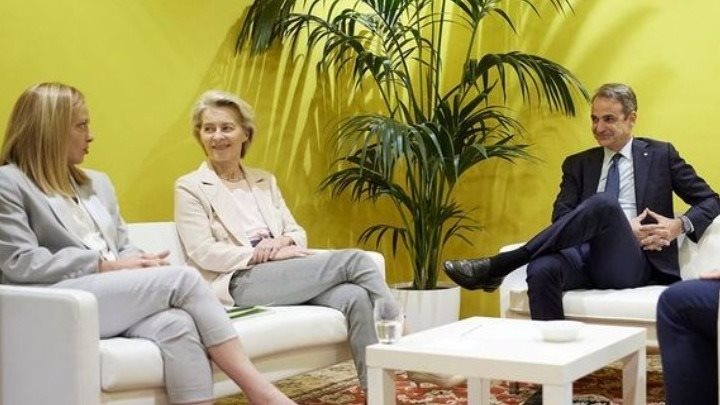 Αντιδράσεις για την αναστολή εξέτασης αιτήσεων ασύλου