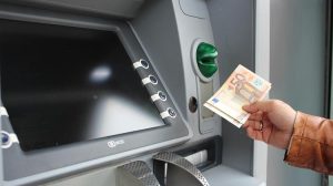 Τέλος στις χρεώσεις αναλήψεων: Δωρεάν ΑΤΜ για όλους από τη Δευτέρα