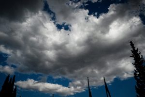 Πρόσκαιρα αυξημένες νεφώσεις με σποραδικές καταιγίδες στα ηπειρωτικά