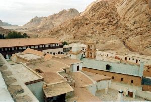 Υπό καθεστώς πολιορκίας παραμένει η Μονή Σινά – Ο Αρχιεπίσκοπος Δαμιανός διέγραψε τους 11 στασιαστές μοναχούς