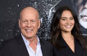 Μπρους Γουίλις: «Το μυαλό του τον προδίδει και η ικανότητα του λόγου του υποχωρεί» είπε η σύζυγός του Έμα Χέμινγκ