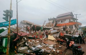 Δεκάδες τραυματίες από τον σεισμό των 6 Ρίχτερ στη νήσο Σουλαουέζι της Ινδονησίας