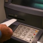 Από τη Δευτέρα 11 Αυγούστου δωρεάν αναλήψεις από τα ΑΤΜ των ελληνικών τραπεζών – Θέσπιση εθνικού πλαφόν για τρίτους παρόχους