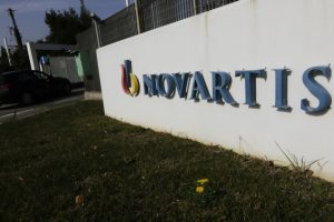 Δίκη για τη Novartis: Την ενοχή της Αικατερίνης Κελέση και του Μάξιμου Σαράφη για ψευθείς καταθέσεις ζήτησε η εισαγγελέας