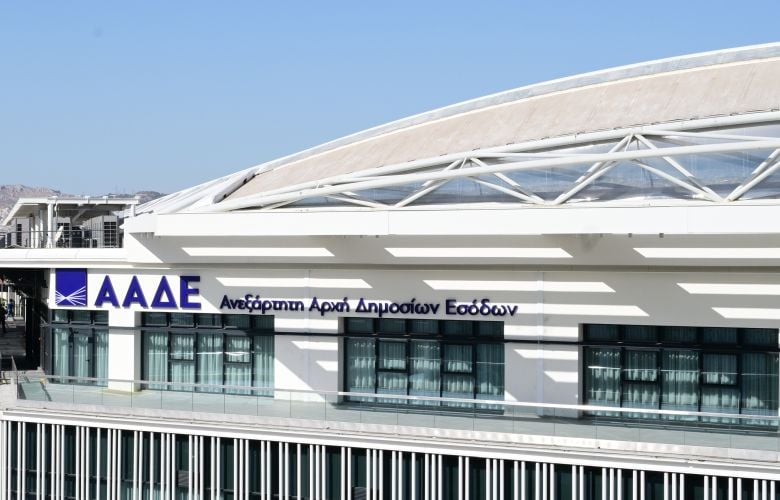 Με αιφνιδιαστικές επισκέψεις οι ελεγκτές της ΑΑΔΕ κάνουν «φύλλο και φτερό» επιχειρήσεις σε τουριστικούς προορισμούς