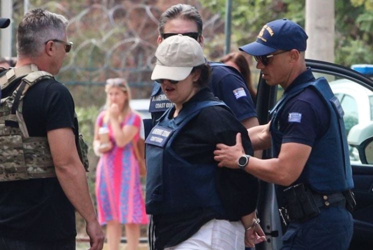 Παλαιό Φάληρο: «Μπήκα στη θάλασσα και άφησα την Τζένα» – Στη φυλακή η 32χρονη για τη δολοφονία της 3χρονης κόρης της