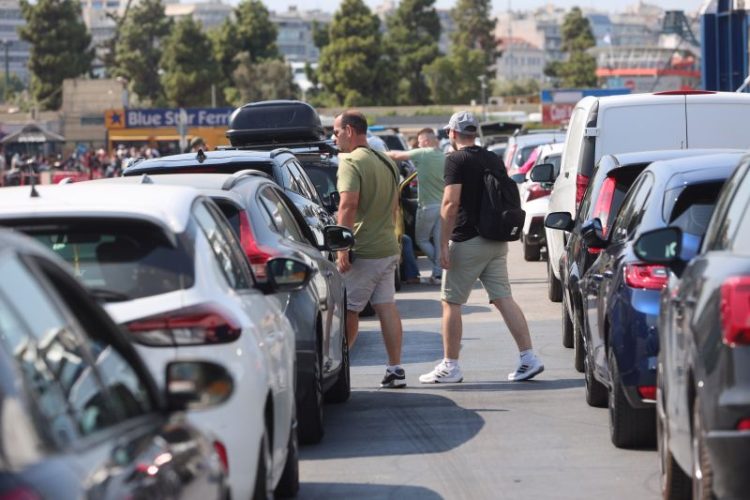Παραμένει το απαγορευτικό απόπλου – Χάος στα λιμάνια και μεγάλη ταλαιπωρία για χιλιάδες εγκλωβισμένους ταξιδιώτες