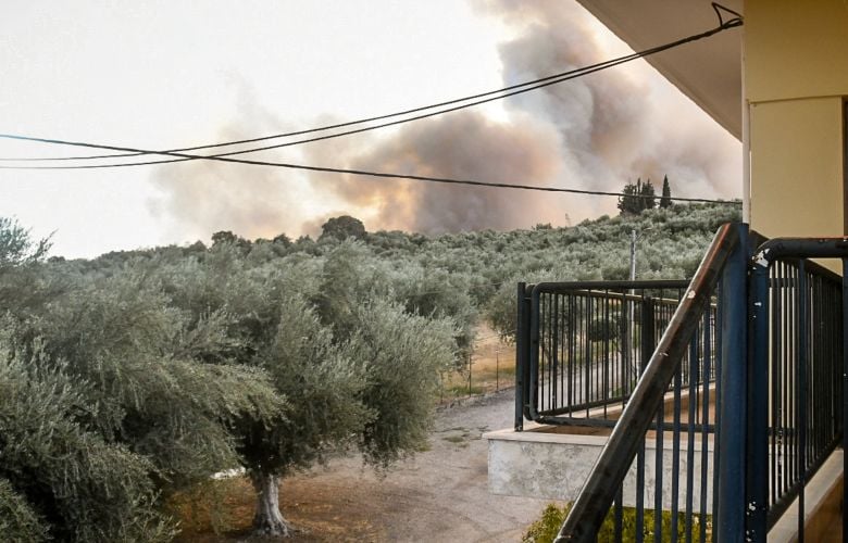 Μεγάλη φωτιά στην Αχαΐα: «Μάχη» για να μη φτάσουν οι φλόγες στη ΒΙΠΕ – Ένας εγκαυματίας στο νοσοκομείο