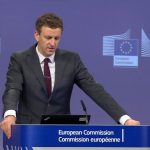 Αναβάλει για 6 μήνες τα αντίμετρα προς ΗΠΑ η Κομισιόν, πιέζει για εξαίρεση κρασιών από δασμούς η Γηραιά