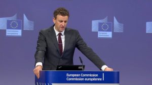 Αναβάλει για 6 μήνες τα αντίμετρα προς ΗΠΑ η Κομισιόν, πιέζει για εξαίρεση κρασιών από δασμούς η Γηραιά