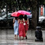 Μικρή πτώση της θερμοκρασίας με κατά τόπους βροχές