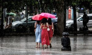 Μικρή πτώση της θερμοκρασίας με κατά τόπους βροχές