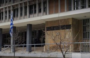 Ελεύθερη με περιοριστικούς όρους 46χρονη για την επίθεση με χλωρίνη σε βάρος 38χρονου