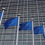Εμπορική συμφωνία ΗΠΑ-ΕΕ: Οι Βρυξέλλες «παγώνουν» τα αντίμετρα στον Τραμπ