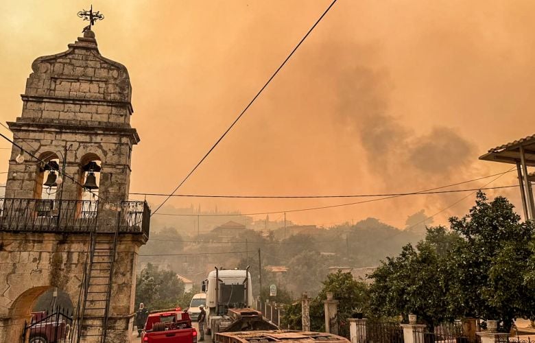 Τιτάνιες προσπάθειες από την Πυροσβεστική για τις 23 φωτιές που συνεχίζουν να καίνε στην επικράτεια