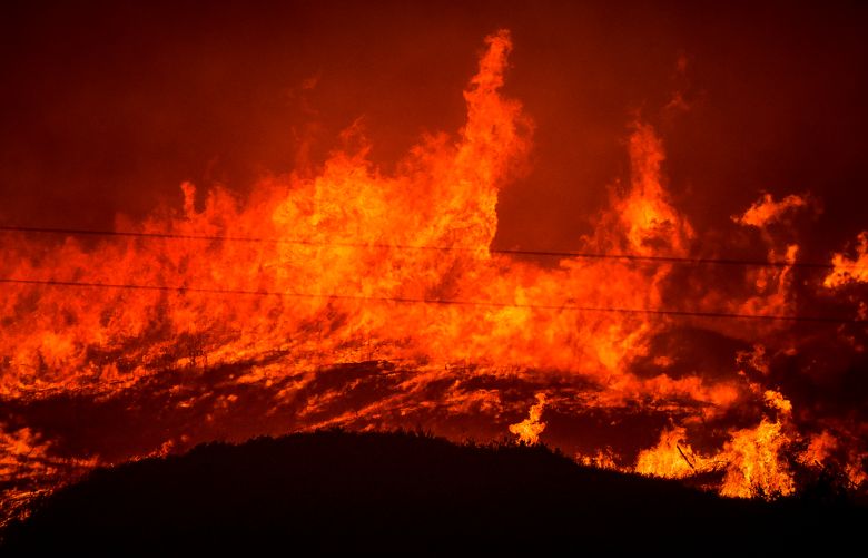 Φωτιά στην Ηλεία: Nέο μήνυμα από το 112 για απομάκρυνση κατοίκων από Ηράκλεια, Καρούτες και Σμίλα