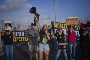 Διαδηλωτές στο Τελ Αβίβ ζητούν συμφωνία για τους ομήρους ενόψει κυβερνητικής συνεδρίασης