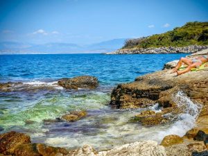 Καιρός: Ηλιοφάνεια με λίγες τοπικές νεφώσεις